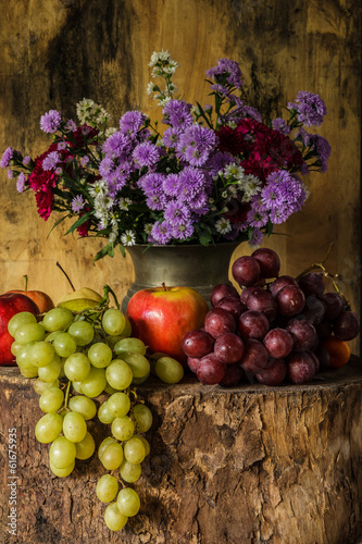martwa-natura-z-winogronem-jablkami-i-fioletowymi-kwiatami