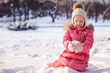 Wall Mural - Adorable little girl outdoor in the park on cold winter day