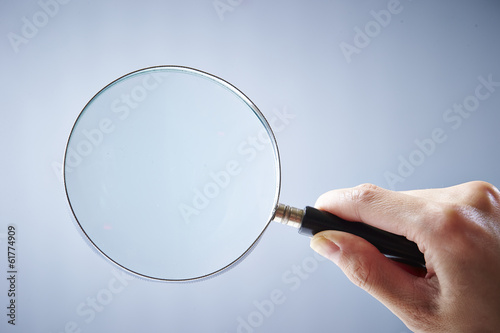 Fotografía Hand holding magnifying glass