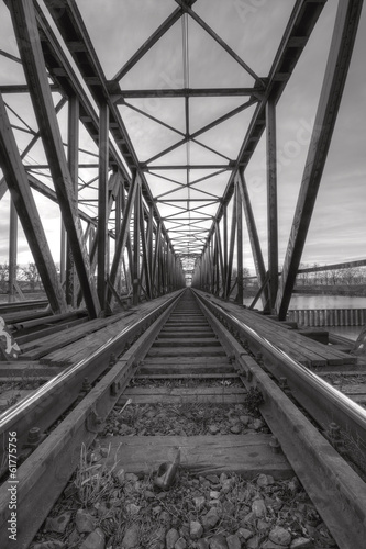 stary-most-kolejowy-czarno-biale-zdjecie
