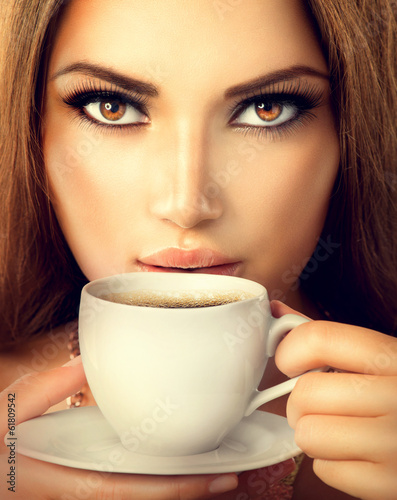 Fototapeta na wymiar Coffee. Beautiful Sexy Girl Drinking Tea or Coffee