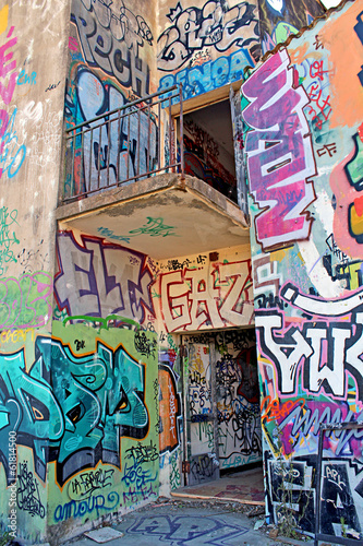 Obraz w ramie bâtiment abandonné recouvert de graffiti
