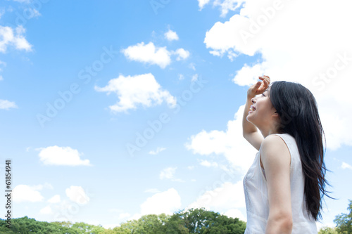 空を見上げる女性 Adobe Stock でこのストック画像を購入して 類似の画像をさらに検索 Adobe Stock 空を見上げる女性 Adobe Stock でこのストック画像を購入して 類似の画像をさらに検索 Adobe Stock