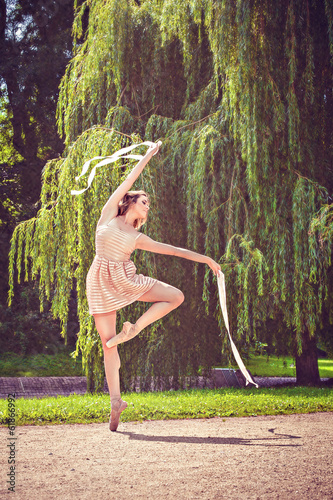 Naklejka dekoracyjna Ballerina in the park