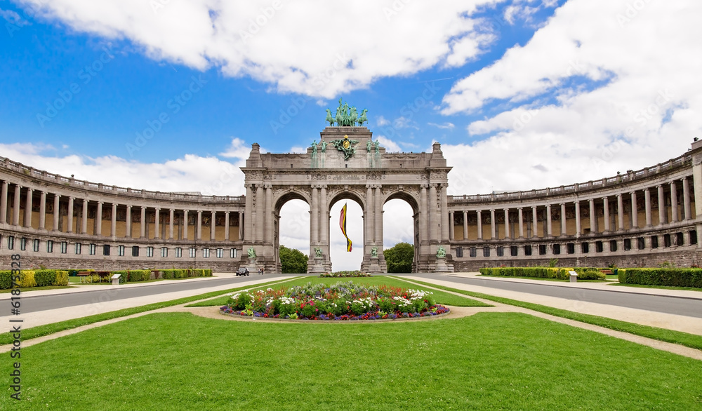 Obraz na płótnie The Triumphal Arch in Cinquantenaire Parc in Brussels, Belgium w w salonie
