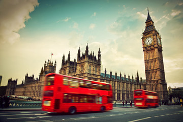  Londyn, Wielka Brytania. Czerwony autobus w ruchu i Big Ben