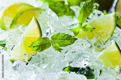 Fototapeta na wymiar lime pieces and leaves of mint with ice