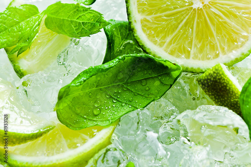 Naklejka na szybę lime pieces and leaves of mint with ice