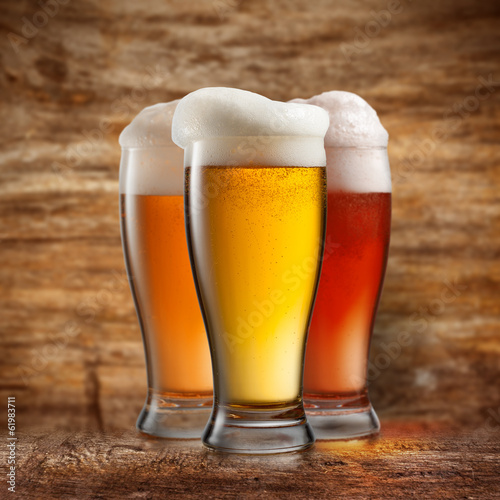 Naklejka - mata magnetyczna na lodówkę Different beer in glasses on wooden background