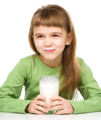 Fototapete - Cute little girl with a glass of milk