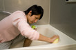 © TAGSTOCK2 - man cleaning bath
