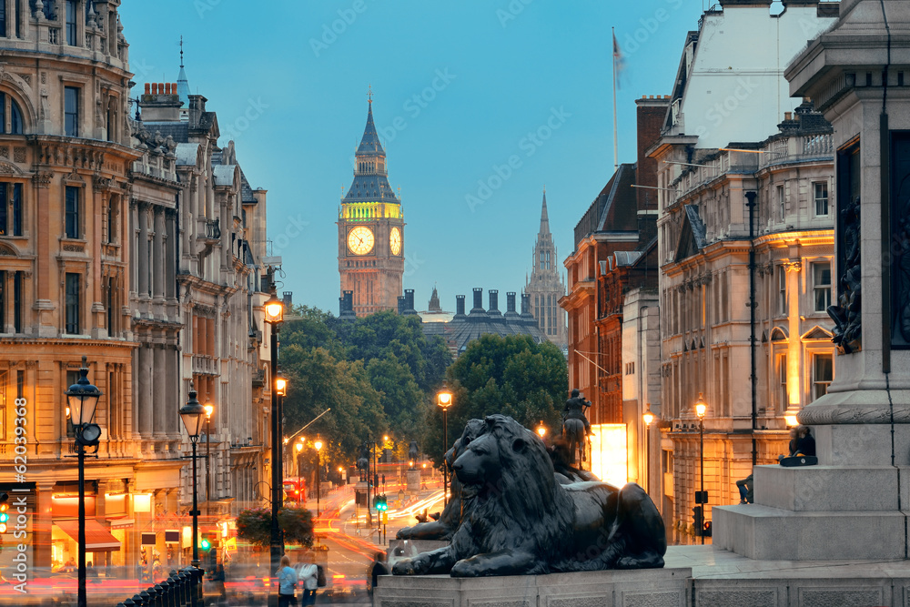 Street view of Trafalgar Square - obrazy, fototapety, plakaty 