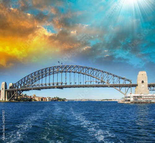 Obraz na płótnie Sydney. Stunning view of famous Harbour Bridge from the sea