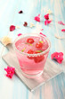 cocktail rosa con frutta