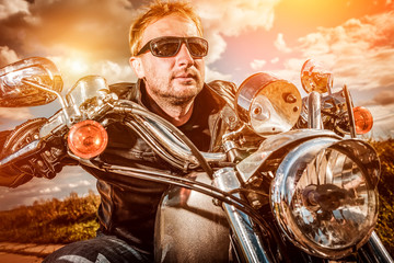 Fototapete - Biker on a motorcycle