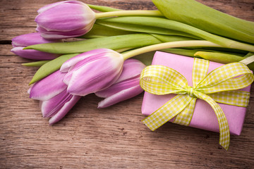 Poster - pink tulips with a gift box