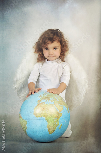 Photographie  enfant ange avec terre