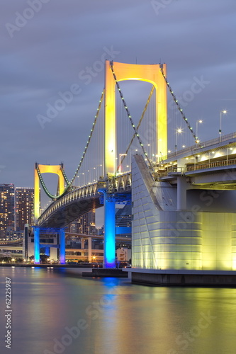 Obraz w ramie View of Tokyo bay and rainbow bridge at twilight