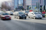 Fototapeta Koty - Stadtverkehr losfahrende autos Zoomeffekt
