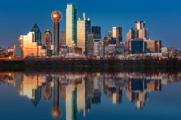 Fototapete - Dallas skyline reflected in Trinity River at sunset