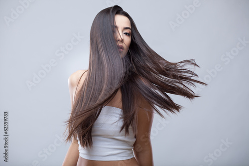 Fotografía Beautiful Brunette Girl with Healthy Long Hair