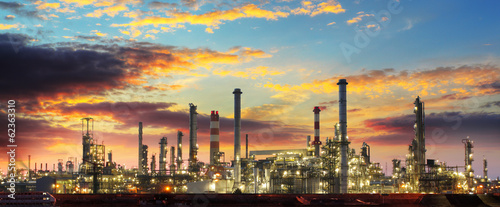 Fotografía Oil refinery industrial plant at night