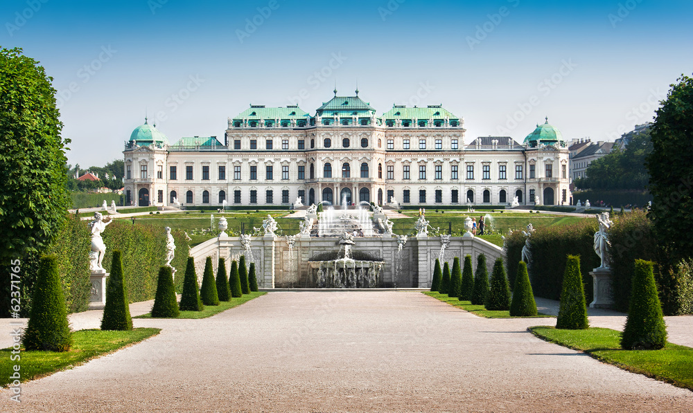 Famous Schloss Belvedere in Vienna, Austria - obrazy, fototapety, plakaty 