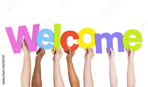 Fotomural Multi-Ethnic Group Of People Holding The Word Welcome