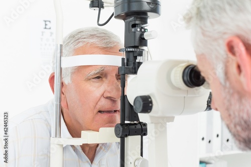 Fotografía Optometrist doing sight testing for senior patient