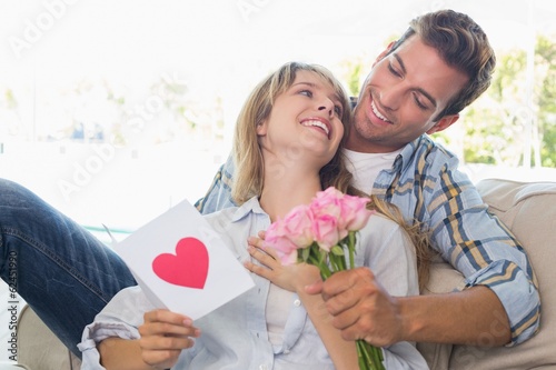 Fotografía Loving couple with flowers and greeting card