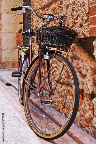 Naklejka - mata magnetyczna na lodówkę bicycle with a wicker basket with old brick walls