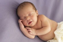 Newborn Baby Schlafend Seitlich Liegend