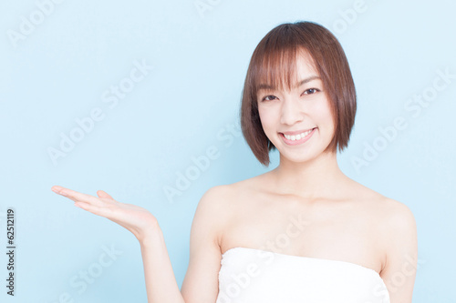 バスタオル姿の女性 Adobe Stock でこのストック画像を購入して 類似の画像をさらに検索 Adobe Stock バスタオル姿の女性 Adobe Stock でこのストック画像を購入して 類似の画像をさらに検索 Adobe Stock