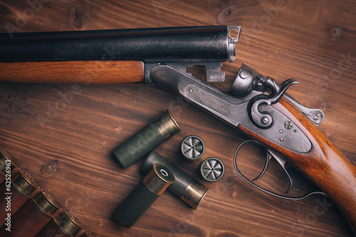 Fotografía Shotgun with shells on wooden background