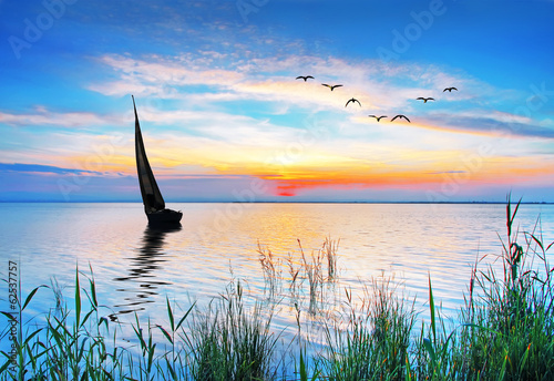 Fototapeta na wymiar Żegluga po jeziorze o świcie