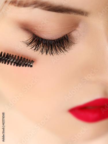 Cuadros en Lienzo Woman eye with beautiful makeup and long eyelashes. Mascara