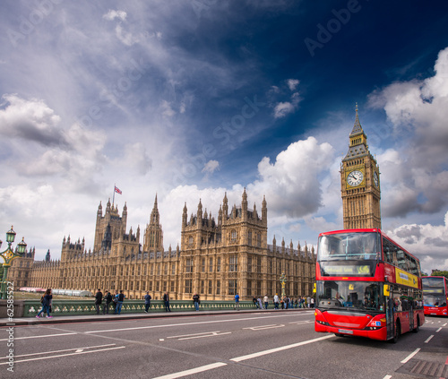 Naklejka - mata magnetyczna na lodówkę London. Classic Red Double Decker Buses on Westminster Bridge