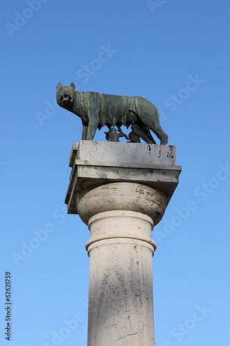 Fotografia, Obraz She-wolf suckling Romulus and Remus in Rome, Italy