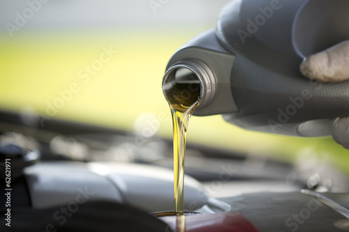 Fotografía Aceite dulce que vierte en un motor de automóvil durante un servicio