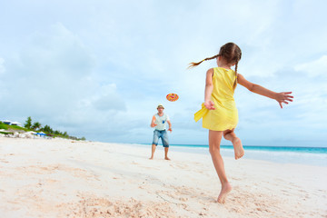 Wall Mural - Father and daughter playing with flying disk