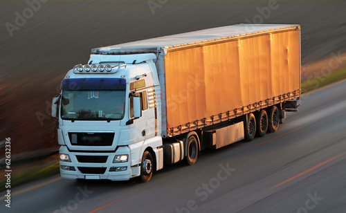 Fotografía Highway with cars and Truck