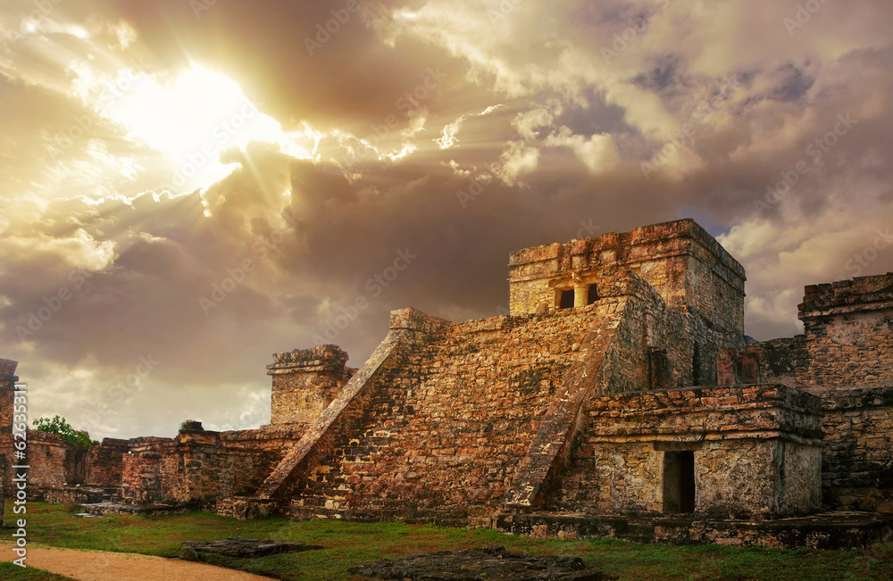 Castillo fortress at sunrise in the ancient Mayan city of Tulum, - obrazy, fototapety, plakaty 