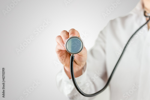 Fotografía Doctor que soporta el disco de un estetoscopio