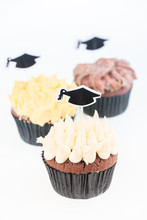 Graduation Cupcakes With Mortarboard Cake Picks