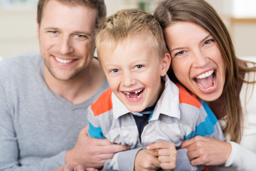 Sticker - lachende familie zu hause