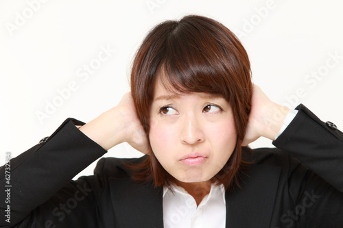 耳をふさぐビジネスウーマン Stock Photo Adobe Stock 耳をふさぐビジネスウーマン Stock Photo Adobe Stock