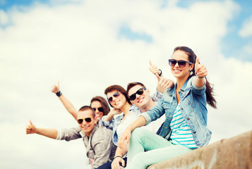 Wall Mural - teenagers showing thumbs up