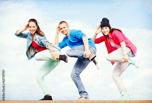 Fototapeta na wymiar group of teenagers dancing