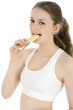 Sportlerin isst Energie-Riegel