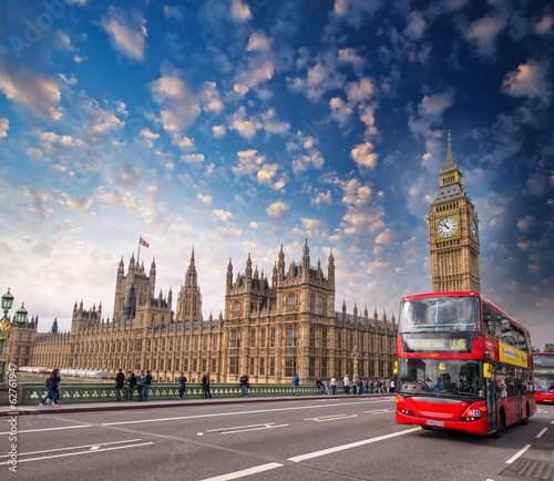 Nowoczesny obraz na płótnie Classic Double Decker Bus crossing Westminster Bridge